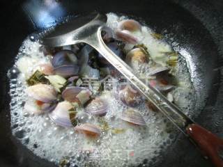 腌白菜煮圆蛤 的做法步骤：6