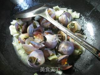 腌白菜煮圆蛤 的做法步骤：8