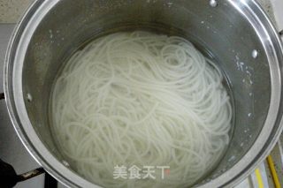 【广西柳州】螺蛳粉的做法步骤：1