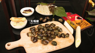紫苏炒石螺丨大嘴螺的做法步骤：1