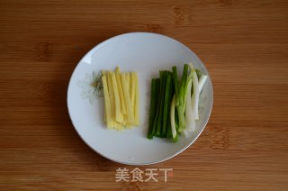 葱姜炒蛏子的做法步骤：2
