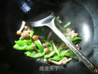 尖椒蟹味菇蛏子 的做法步骤：3