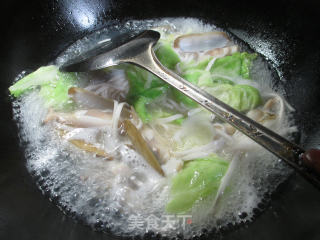 圆白菜蛏子汤面的做法步骤：3