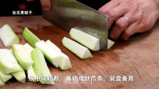 丝瓜煮蛏子的做法步骤：1