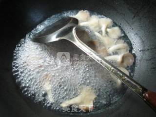 咸肉秀珍菇蛏子汤 的做法步骤：6