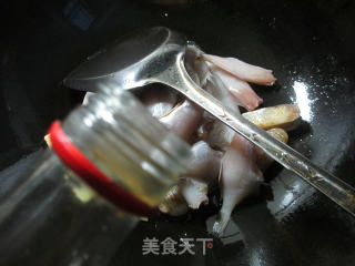 蛏子煮小橡皮鱼的做法步骤：3