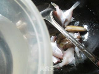 蛏子煮小橡皮鱼的做法步骤：5