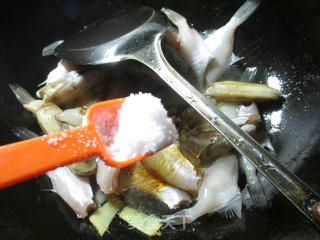蛏子煮小橡皮鱼的做法步骤：7