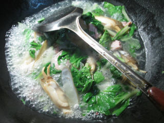 咸肉小白菜蛏子汤的做法步骤：4