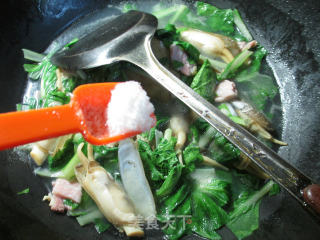 咸肉小白菜蛏子汤的做法步骤：6