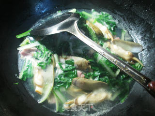 咸肉小白菜蛏子汤的做法步骤：7