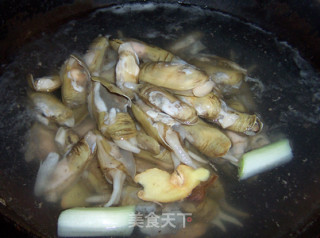 鲜味无敌的海鲜小炒--蛏肉炒韭菜的做法步骤：2