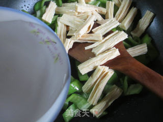 青椒蛏子炒腐竹的做法步骤：5