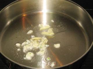 蒜味剁椒炒蛏子的做法步骤：2