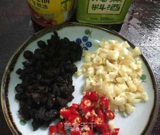 蒜蓉豉椒炒蛏子的做法步骤：2