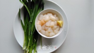 韭菜炒鲜贝的做法步骤：1