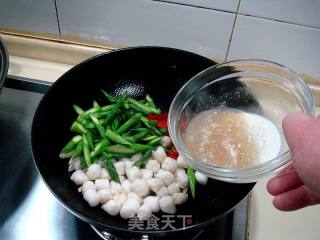 时令快捷家常菜“芦笋炒鲜贝”的做法步骤：10
