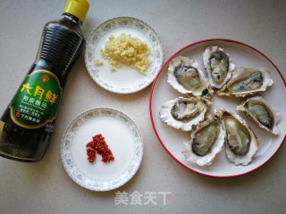 【烟台】金蒜剁椒蒸牡蛎的做法步骤：1