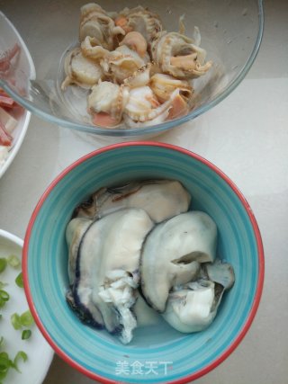 海鲜丝瓜豆腐汤的做法步骤：3