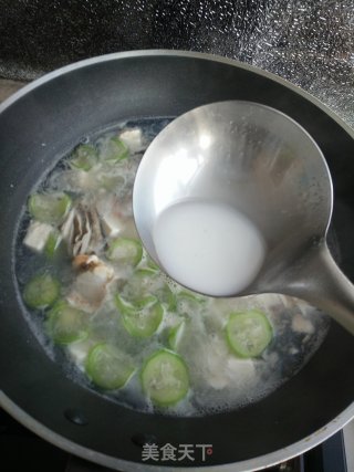 海鲜丝瓜豆腐汤的做法步骤：12