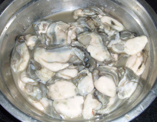 【夏日小凉菜】鲜香海蛎子的做法步骤：1