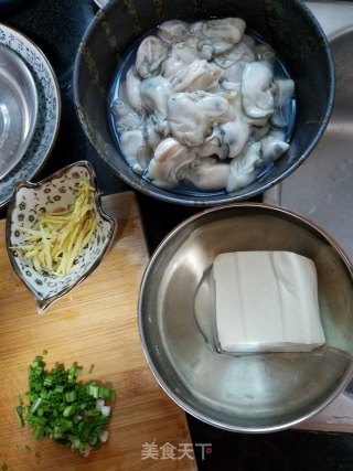 生蚝豆腐汤的做法步骤：1