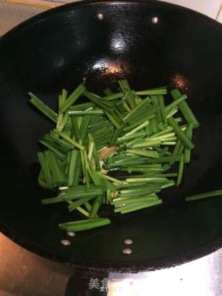韭菜炒生蚝的做法步骤：4