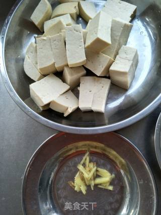 海蛎子炖豆腐的做法步骤：2