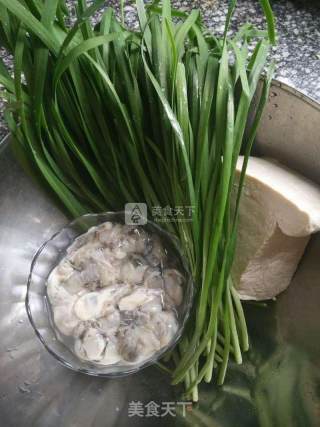 小策海鲜今日菜谱：生蚝煎饺 牡蛎，海蛎，韭菜豆腐饺子的做法步骤：1