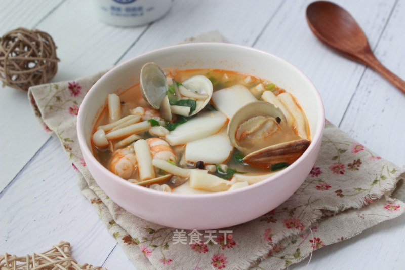 海鲜菌菇年糕汤的做法