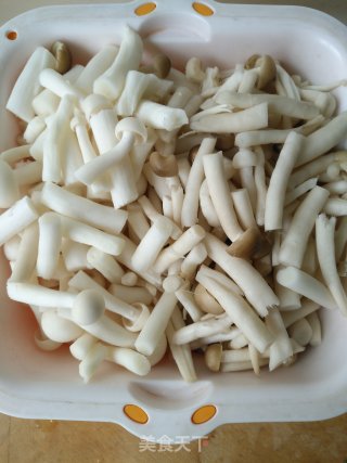 海鲜菌菇年糕汤的做法步骤：1