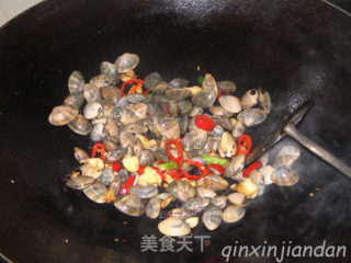 姜葱炒文蛤的做法步骤：4