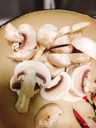 快手菜之蘑菇文蛤豆腐羹的做法步骤：2