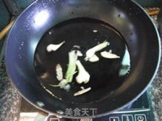 满口的浓郁酱汁-----咖喱酱花蛤的做法步骤：2
