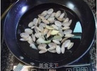 满口的浓郁酱汁-----咖喱酱花蛤的做法步骤：3