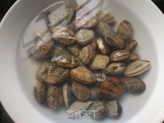 丝瓜炒花蛤的做法步骤：2