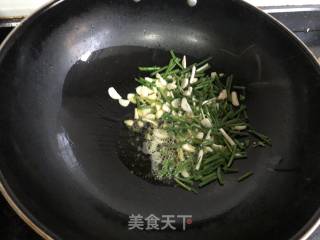 豆瓣酱炒花蛤的做法步骤：4