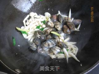 海鲜菇花蛤汤的做法步骤：7