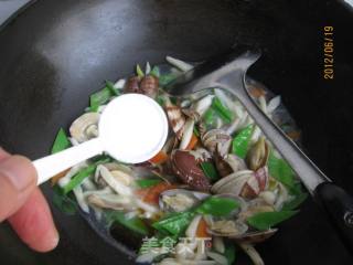 海鲜菇花蛤汤的做法步骤：12