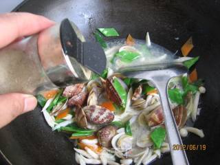 海鲜菇花蛤汤的做法步骤：13