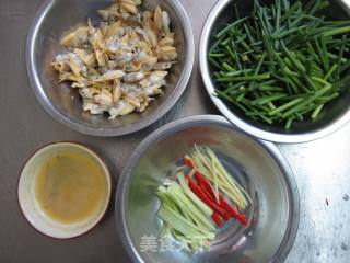 花蛤肉炒韭苔的做法步骤：1