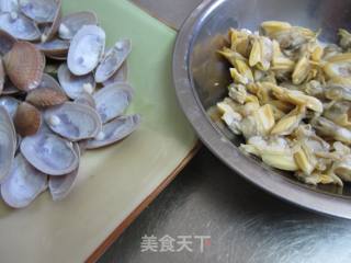 花蛤肉炒韭苔的做法步骤：2