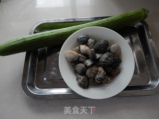 花蛤丝瓜汤的做法步骤：1