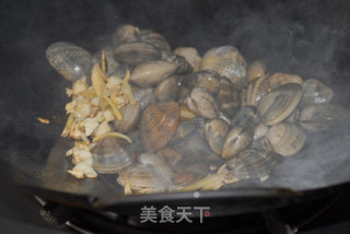 原味的葱姜炒花蛤的做法步骤：4