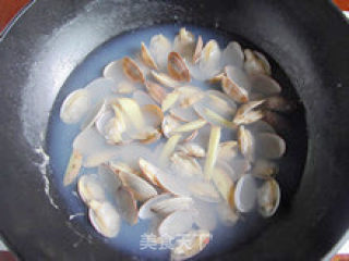滋阴明目—白灼花蛤的做法步骤：4