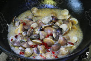用内地人的口味做一道沿海菜 辣酱爆花蛤的做法步骤：5