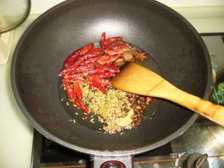 节日里的火热大餐——麻辣海鲜香锅的做法步骤：2