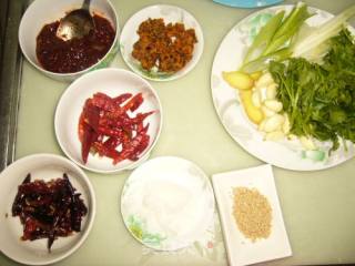 节日里的火热大餐——麻辣海鲜香锅的做法步骤：9