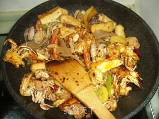 节日里的火热大餐——麻辣海鲜香锅的做法步骤：11