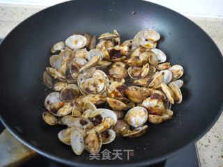 香辣豆瓣炒花甲的做法步骤：7